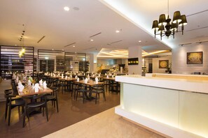 2 restoran; sarapan, makan tengah hari dan makan malam dihidangkan