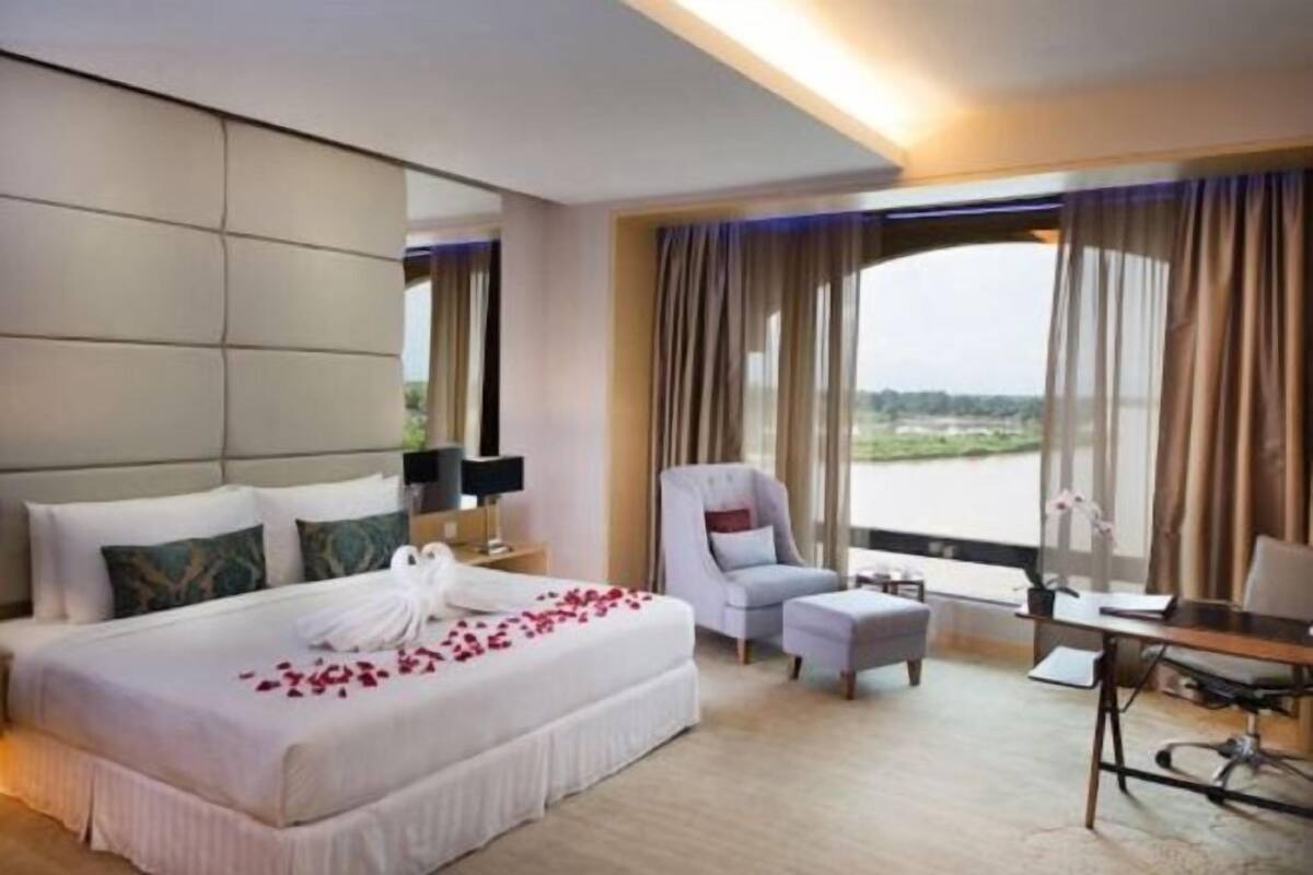 Minibar, in-room safe, desk, iron/ironing board