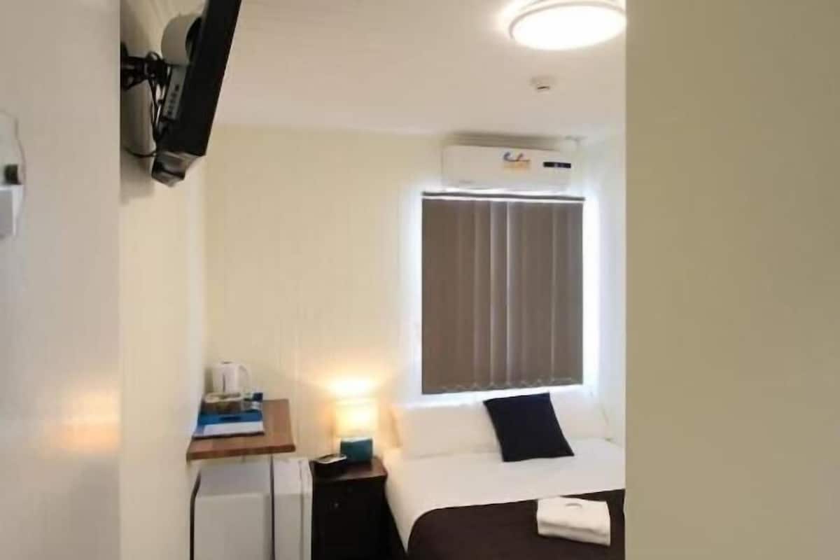 Hypo-allergenic bedding, free WiFi, bed sheets