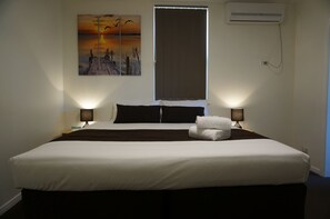 Family Room | Hypo-allergenic bedding, free WiFi, bed sheets - The Cliff House (Kangaroo Point)