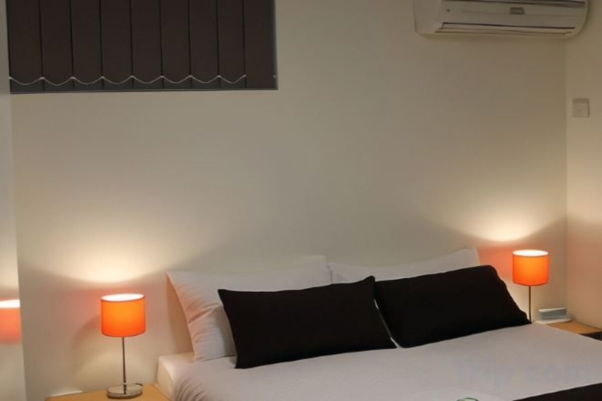 Hypo-allergenic bedding available, WiFi (free), bed sheets