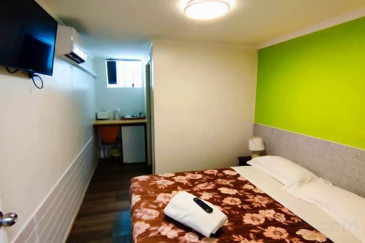 Hypo-allergenic bedding available, WiFi (free), bed sheets