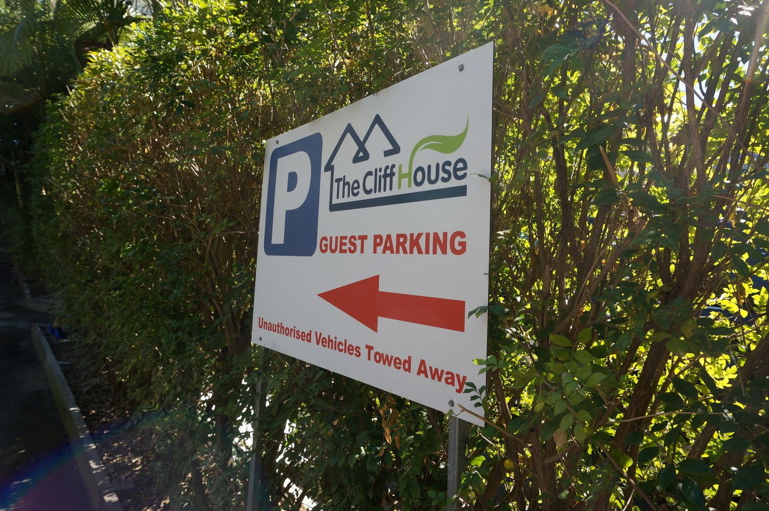 En skylt som visar var gästparkeringen finns vid The Cliff House, med en varning om att obehöriga fordon kommer att bogseras bort.