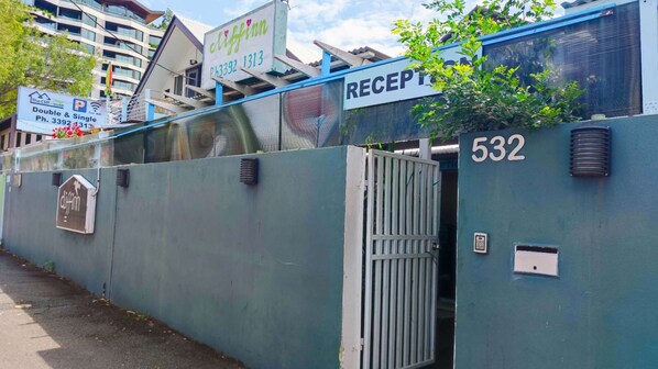 Un área de recepción con un portón y un cartel que indica 'RECEPTION' y el número '532'.