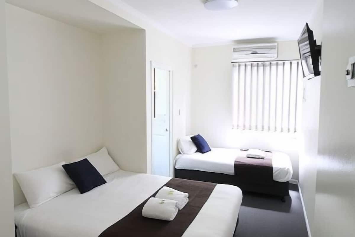 Hypo-allergenic bedding, free WiFi, bed sheets