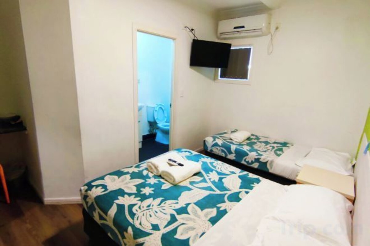 Hypo-allergenic bedding available, WiFi (free), bed sheets