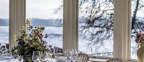 FrĂŒhstĂŒck, Abendessen, französische KĂŒche, Blick aufs Meer