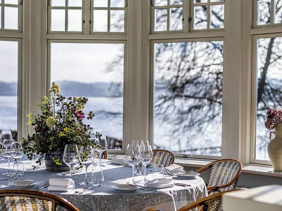 Serviço de café da manhã, culinária francesa, vistas para o mar