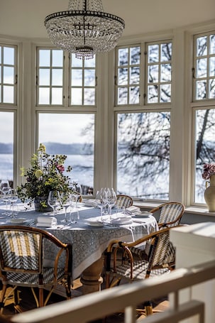 Se sirven desayunos y cenas; cocina francesa; con vista al mar
