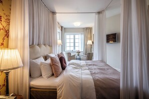 Romantische suite, balkon, uitzicht op zee | Luxe beddengoed, een bureau, een laptopwerkplek