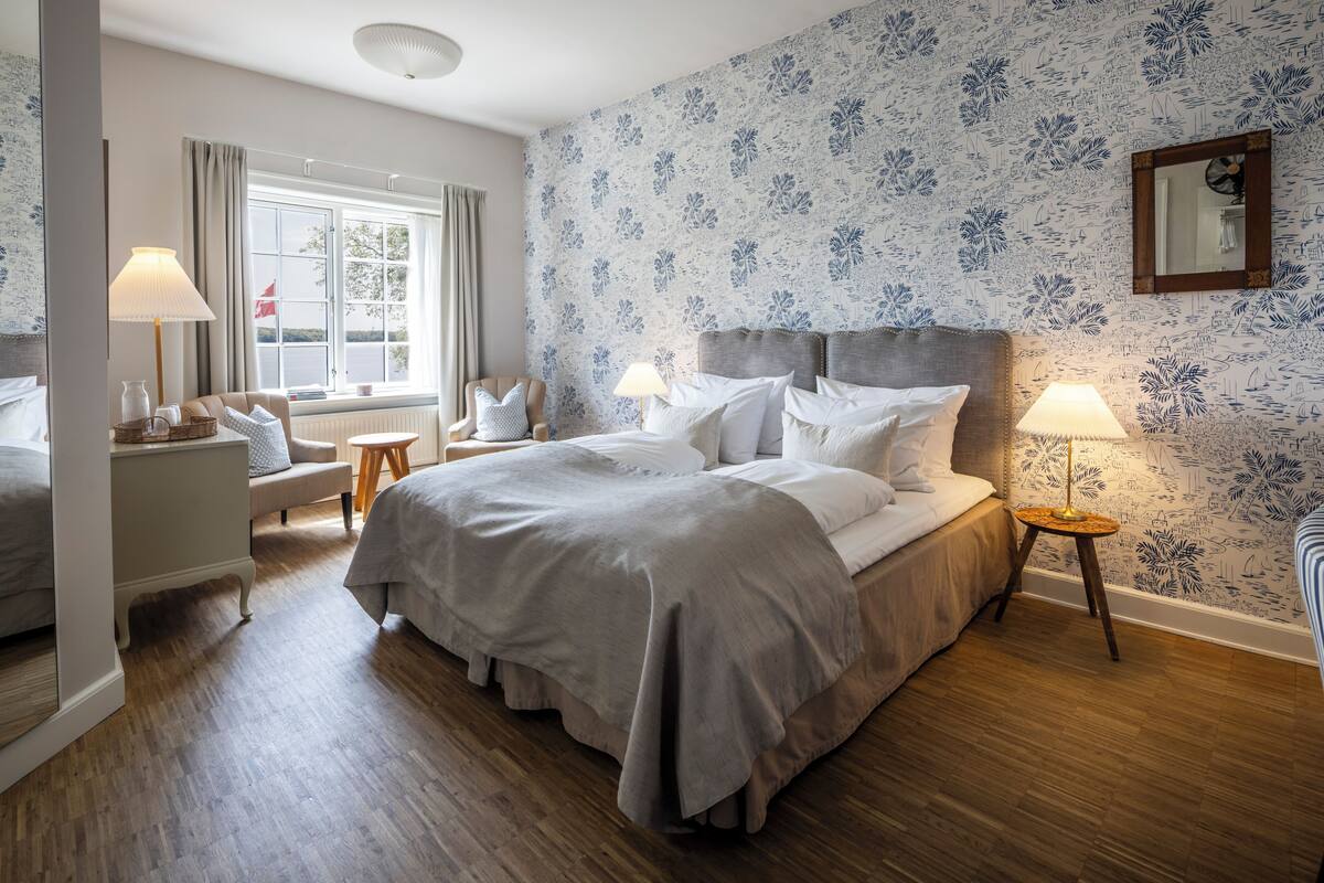 Phòng Suite Junior, bồn tắm thủy lực, quang cảnh biển | Bộ đồ giường cao cấp, bàn, khu vực làm việc phù hợp cho laptop 