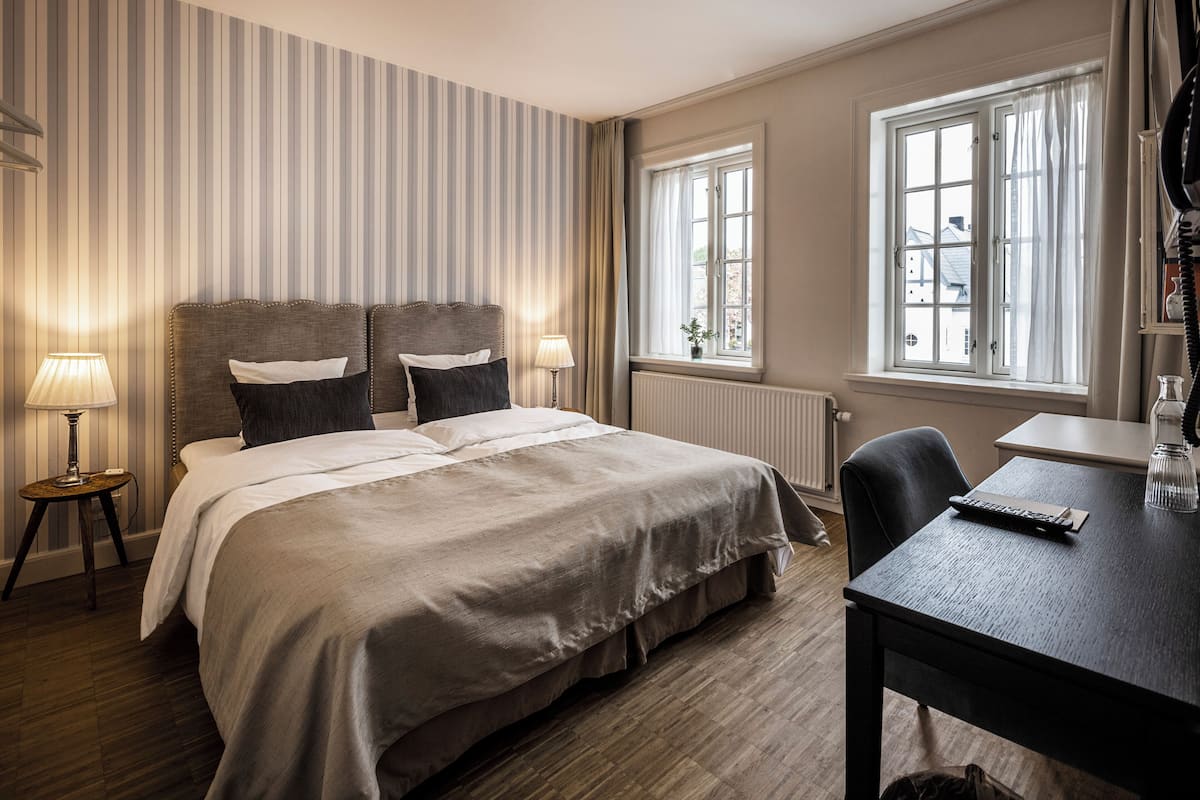 Standard-Doppelzimmer, Blick auf den Innenhof | 1 Schlafzimmer, hochwertige Bettwaren, Schreibtisch