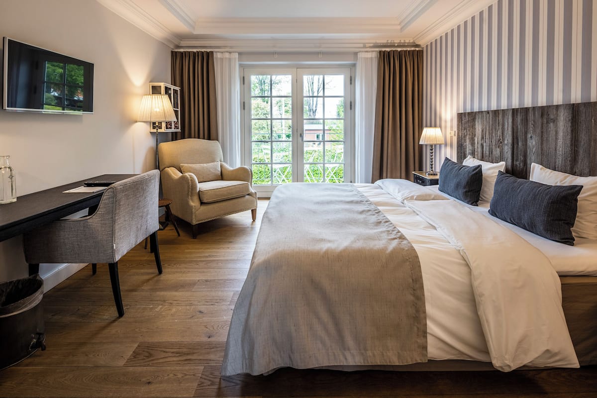 Superior-Doppelzimmer, Blick auf den Innenhof | 1 Schlafzimmer, hochwertige Bettwaren, Schreibtisch