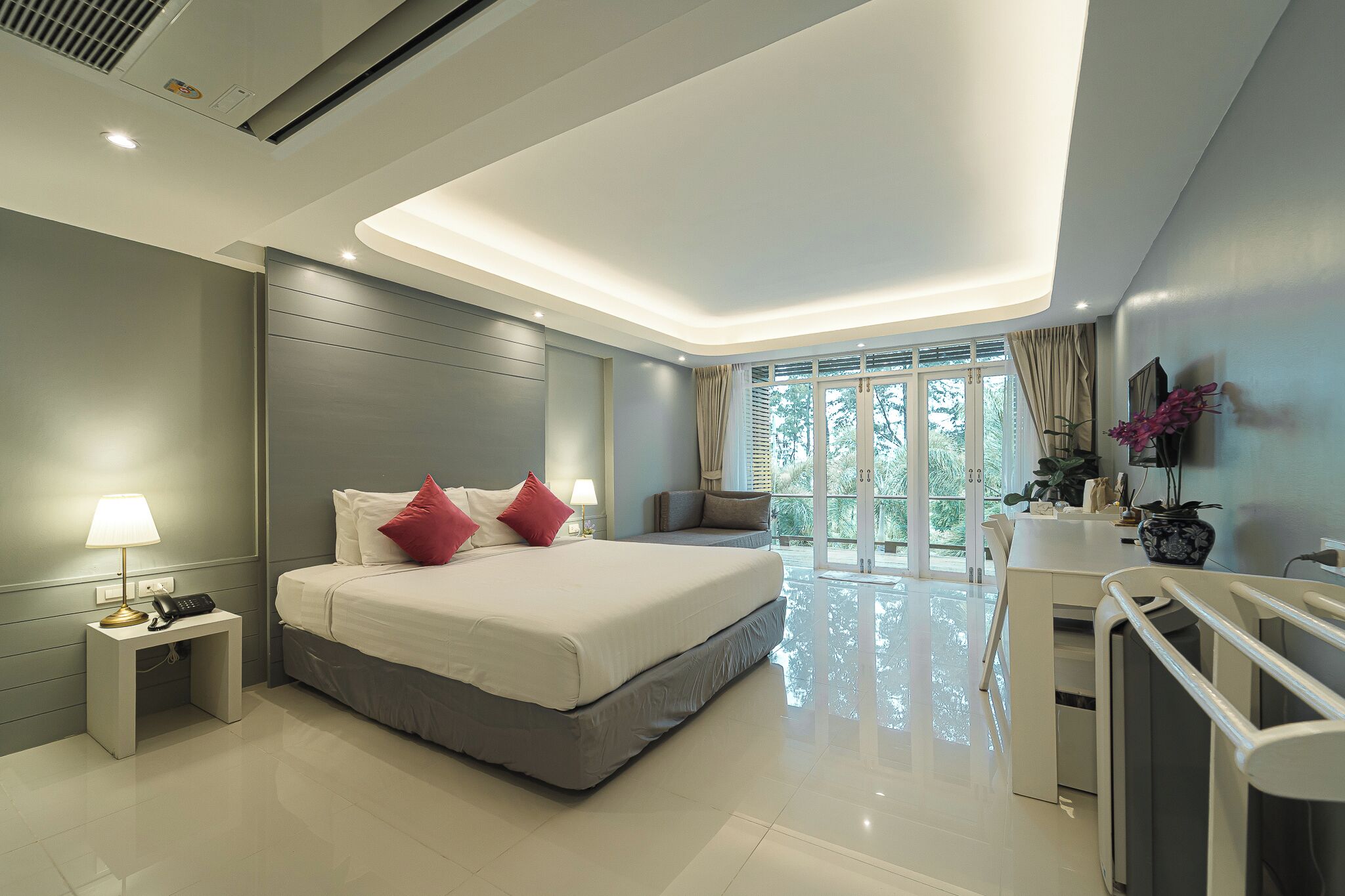 Deluxe balcony king bed | Schreibtisch, kostenloses WLAN, Bettwäsche