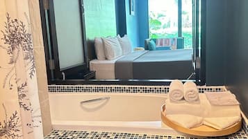 Suite, 1 kingsize-seng, adgang til basseng, bassengutsikt | Bad | Separat badekar og dusj, toalettartikler (inkludert), hårføner og tøfler