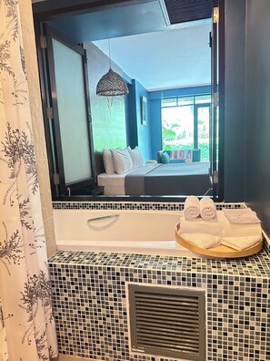 Suite, 1 cama de matrimonio grande, acceso a la piscina, vistas a la piscina | Baño | Bañera y ducha independientes y artículos de higiene personal gratuitos