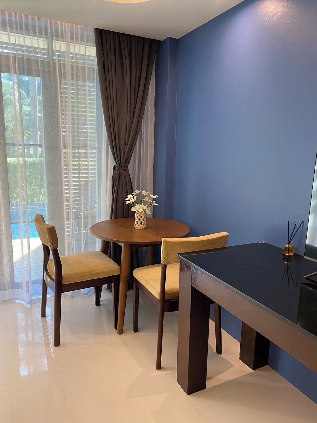 スイート キングベッド 1 台 プールアクセス プールビュー | リビング エリア | 42 インチの液晶テレビ (ケーブル放送視聴可)、テレビ