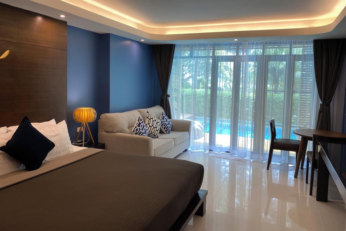 Suite, 1 cama de matrimonio grande, acceso a la piscina, vistas a la piscina | Minibar con artículos gratuitos, escritorio, wifi gratis y ropa de cama