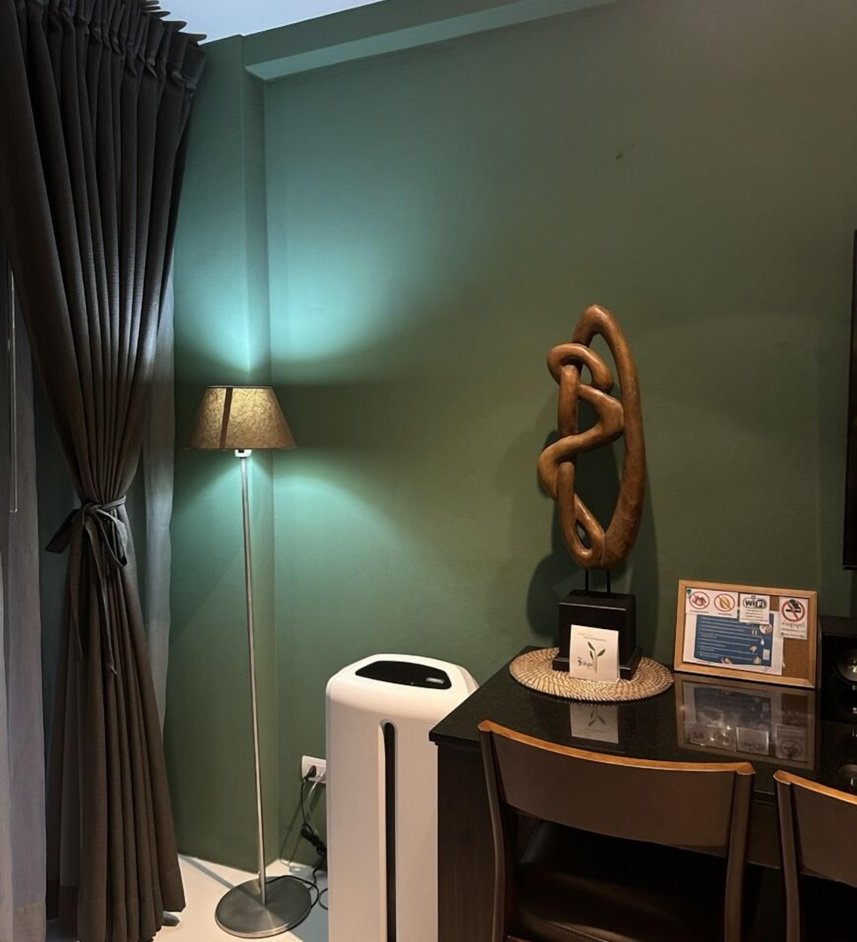 suite, 1 king bed, balcony, garden view | 1 bedroom, free minibar, desk, free wifi