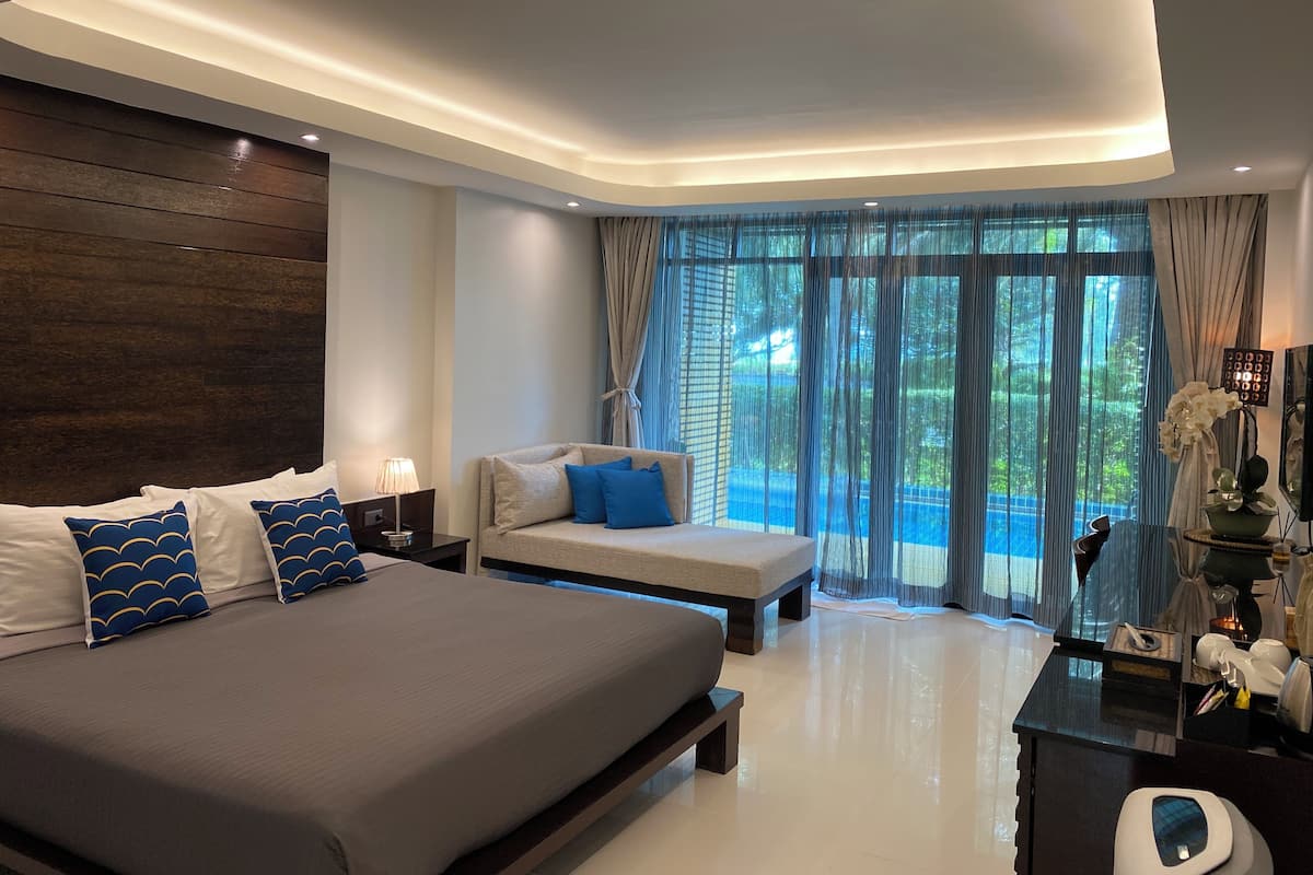 Habitación Deluxe, 1 cama doble, acceso a la piscina, vistas a la piscina | Minibar con artículos gratuitos, escritorio, wifi gratis y ropa de cama