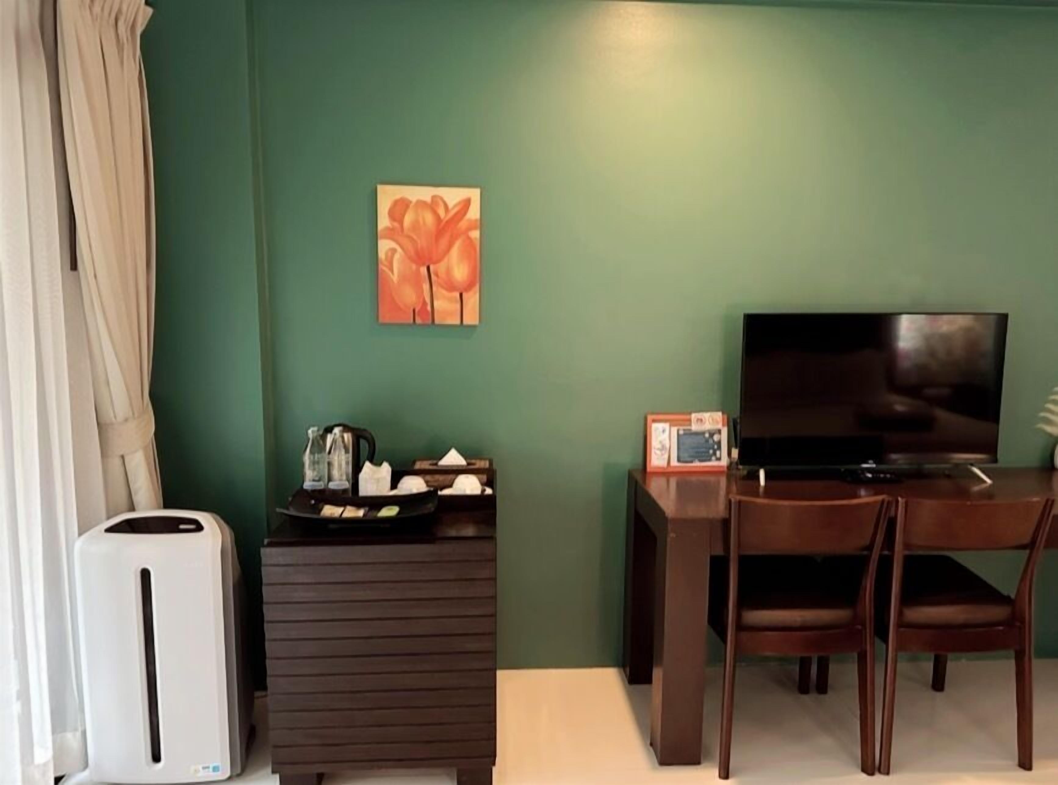 deluxe room | 1 bedroom, free minibar, desk, free wifi
