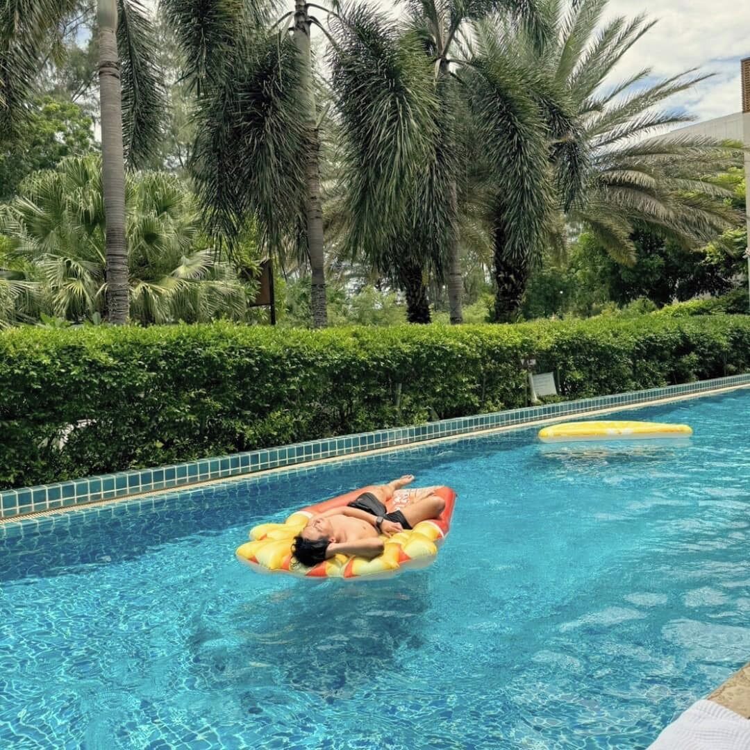2 outdoor pools, pool loungers