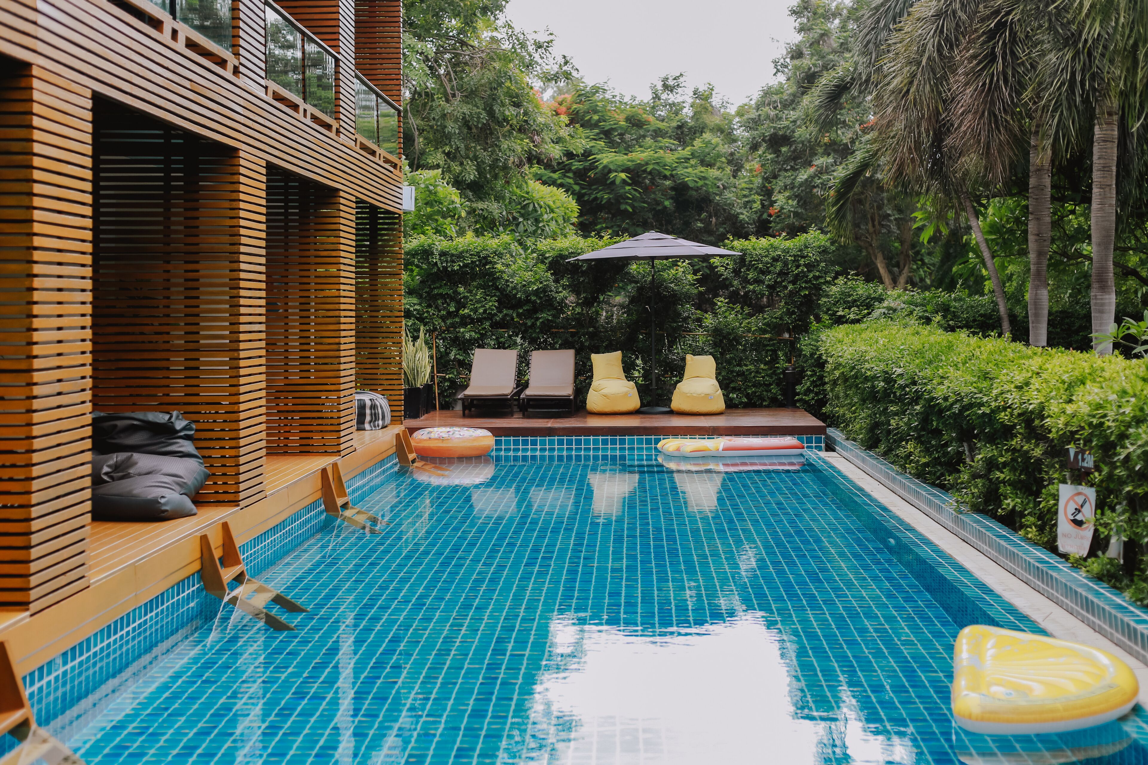 2 outdoor pools, pool loungers