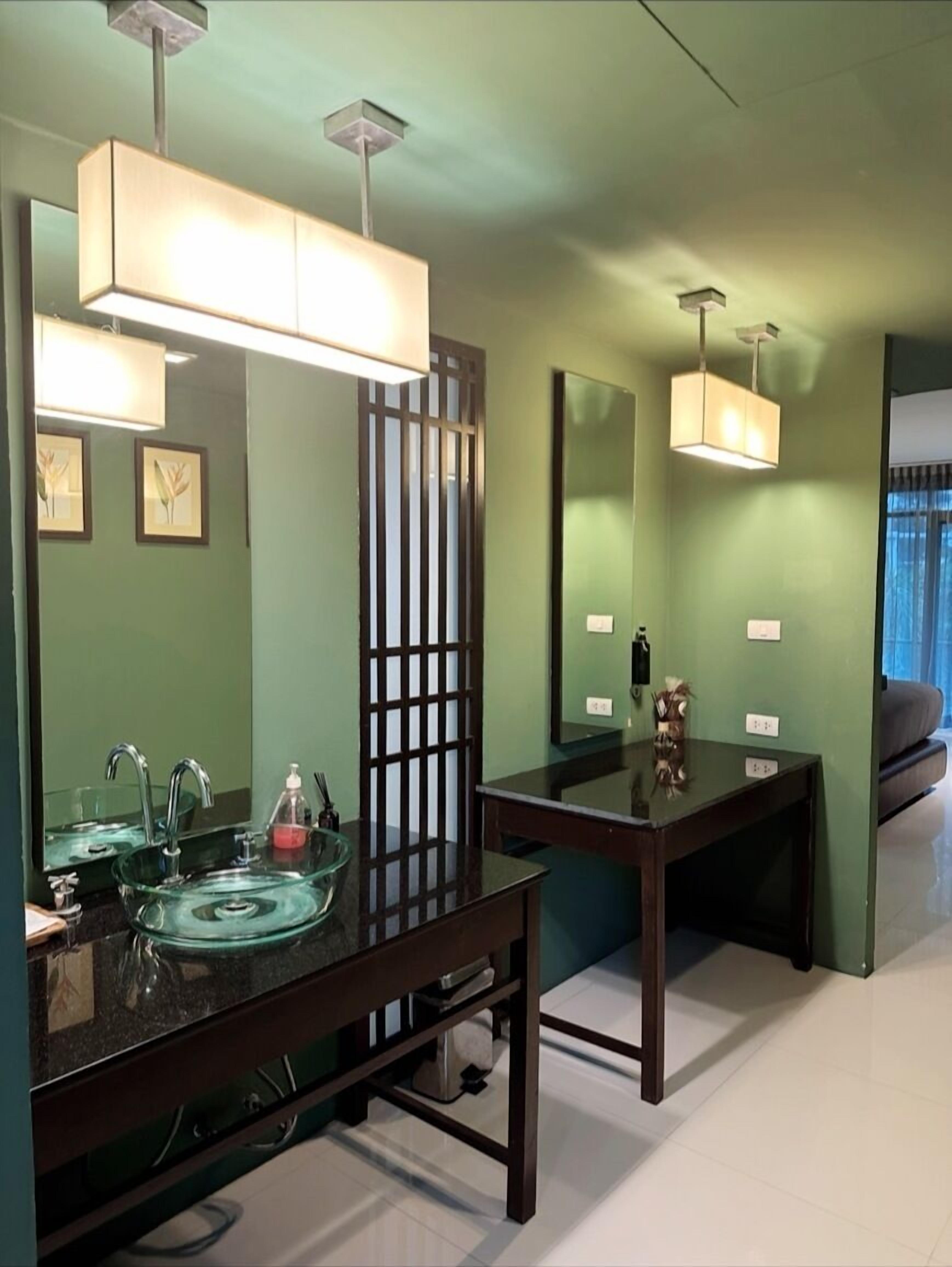 suite, 1 king bed, balcony, garden view | 1 bedroom, free minibar, desk, free wifi