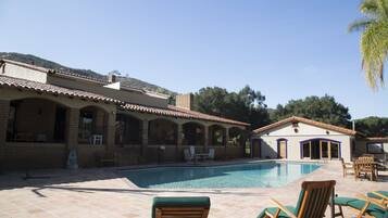 Vista frontal de la propiedad