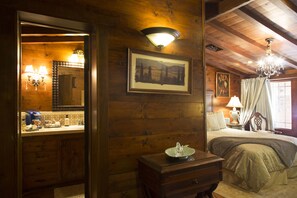 Deluxe Room, 1 Queen Bed (Wedgewood) | Bathroom | Shower, free toiletries, hair dryer, towels