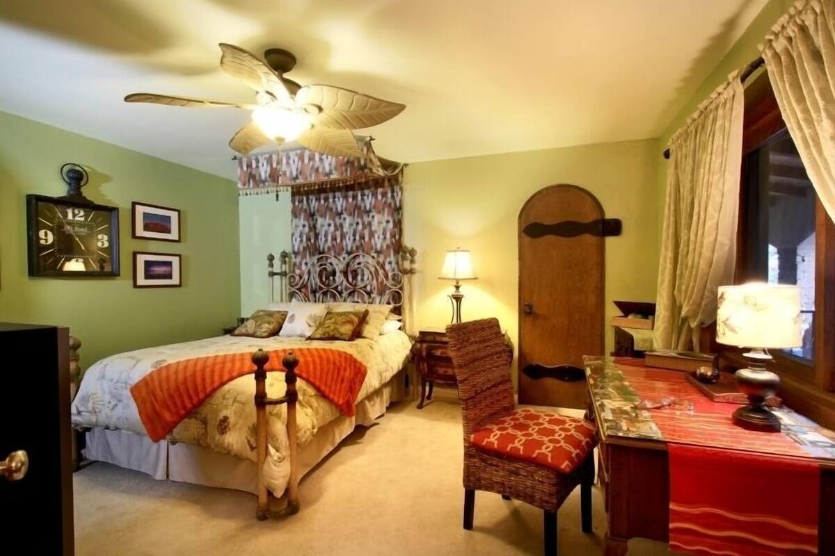 Deluxe Room, 1 Queen Bed (International) | Desk, blackout curtains, soundproofing, iron/ironing board (on request)