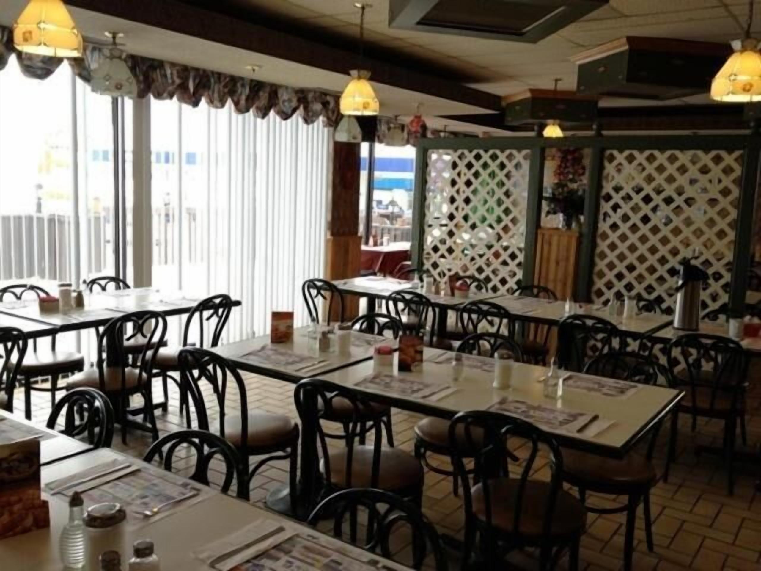 Petit déjeuner et déjeuner servis sur place, spécialités Cuisine locale