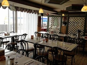 Frokost, lunsj og middag serveres, lokale retter 