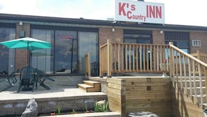 Un K's Country Inn con asientos exteriores y una terraza de madera.
