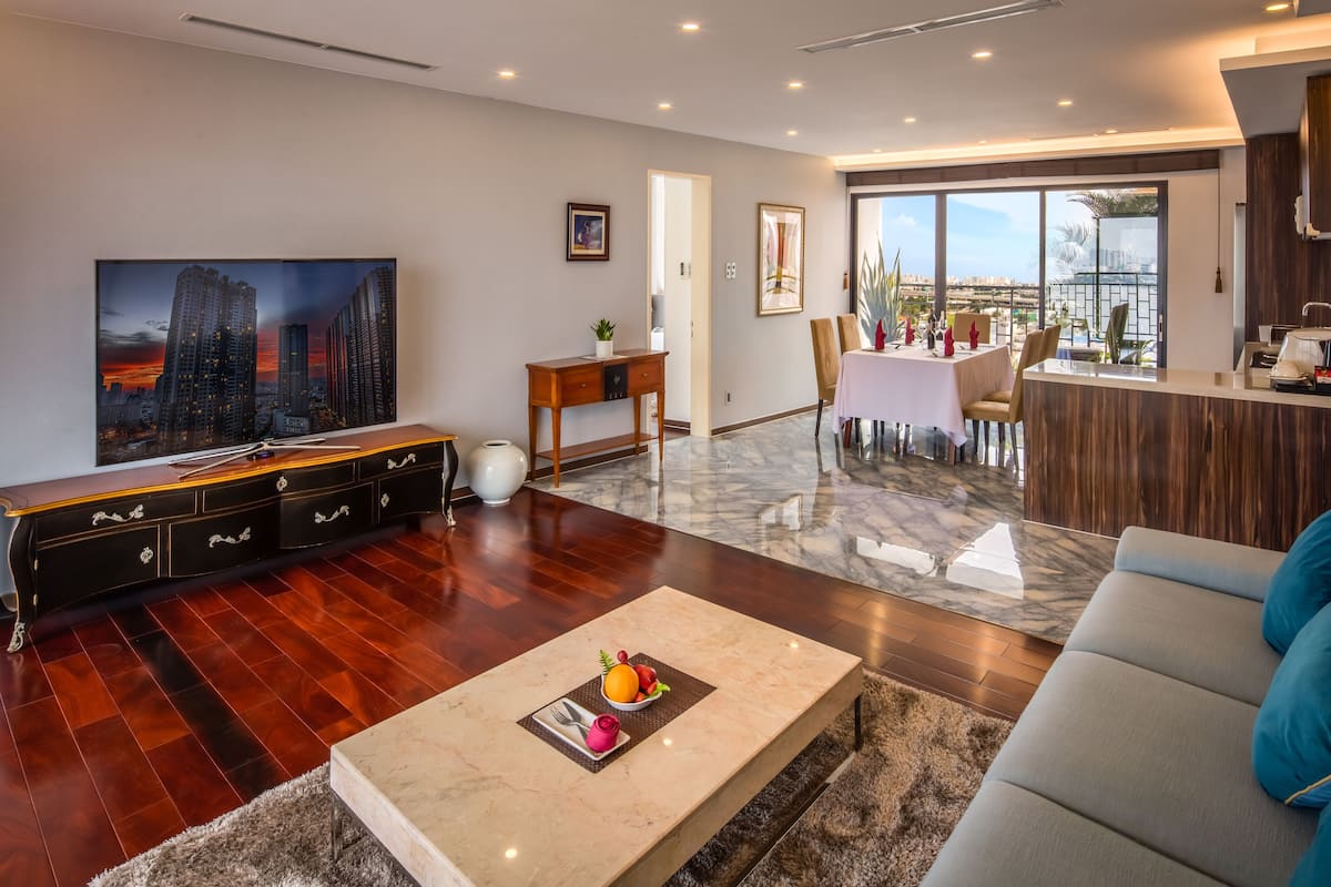 Executive Suite | Living room | 42-inch LCD TV with satellite channels, TV