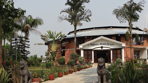 Un edificio con un cartel que dice 'Baghmara Wildlife Resort'.