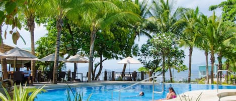 Una piscina al aire libre