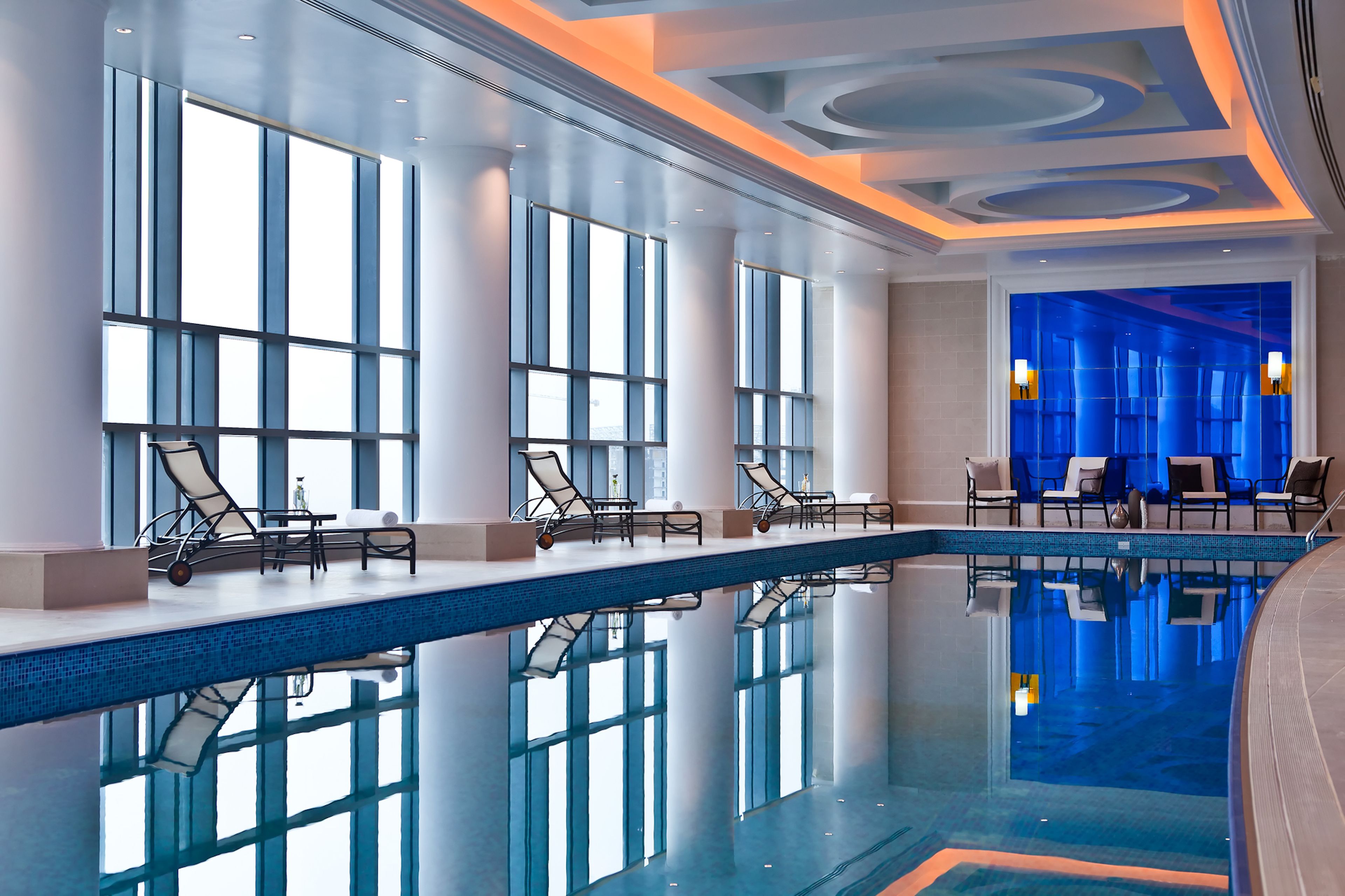 Hồ bơi ngoài trời, dù/ô trên bãi biển/hồ bơi, ghế dài tắm nắng 