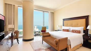 Cubrecamas, caja de seguridad en la habitación y muebles diferentes