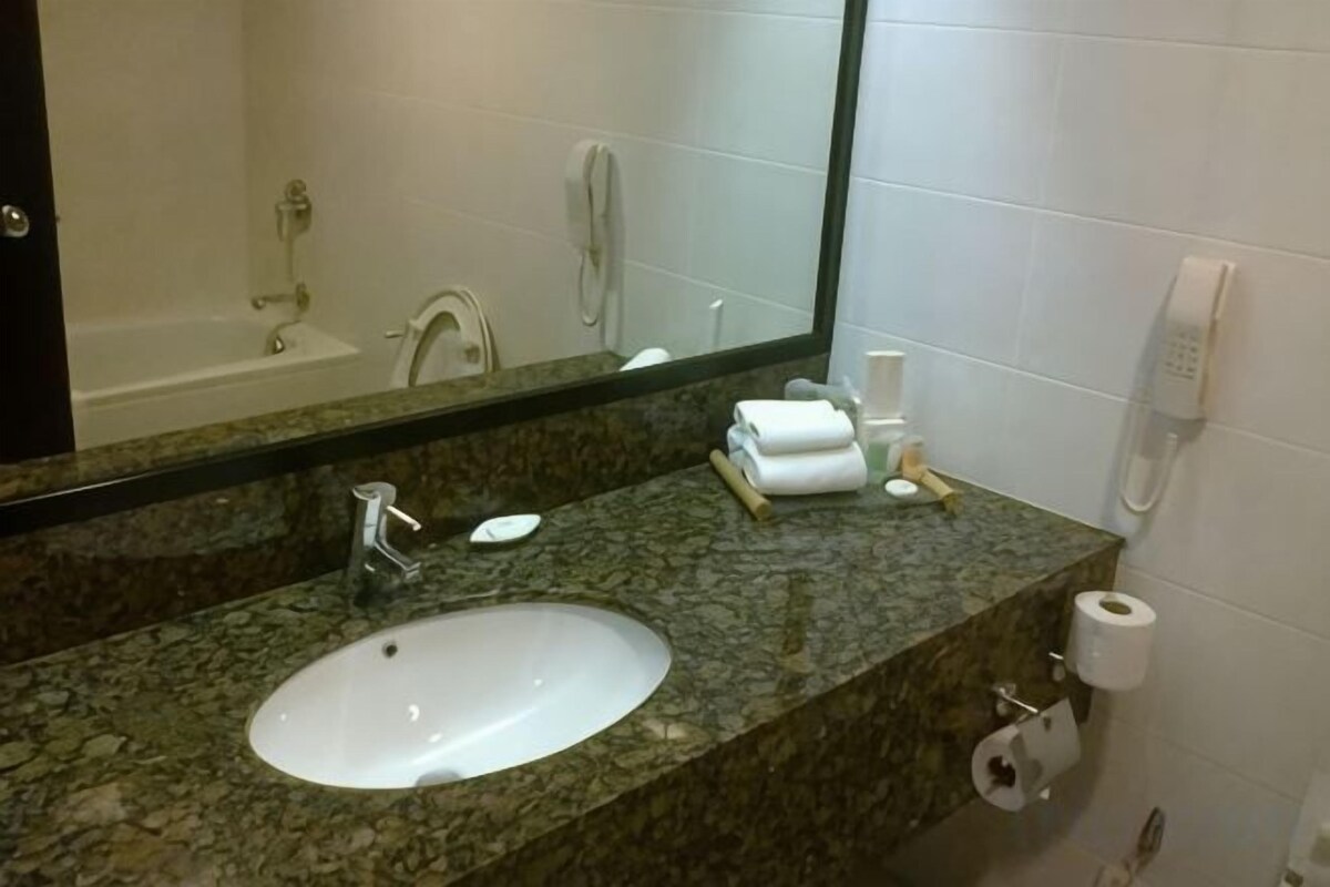 Banheiro | Chuveiro/banheira combinados, secador de cabelo (mediante solicitação)