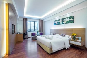 Minibar, coffres-forts dans les chambres, bureau