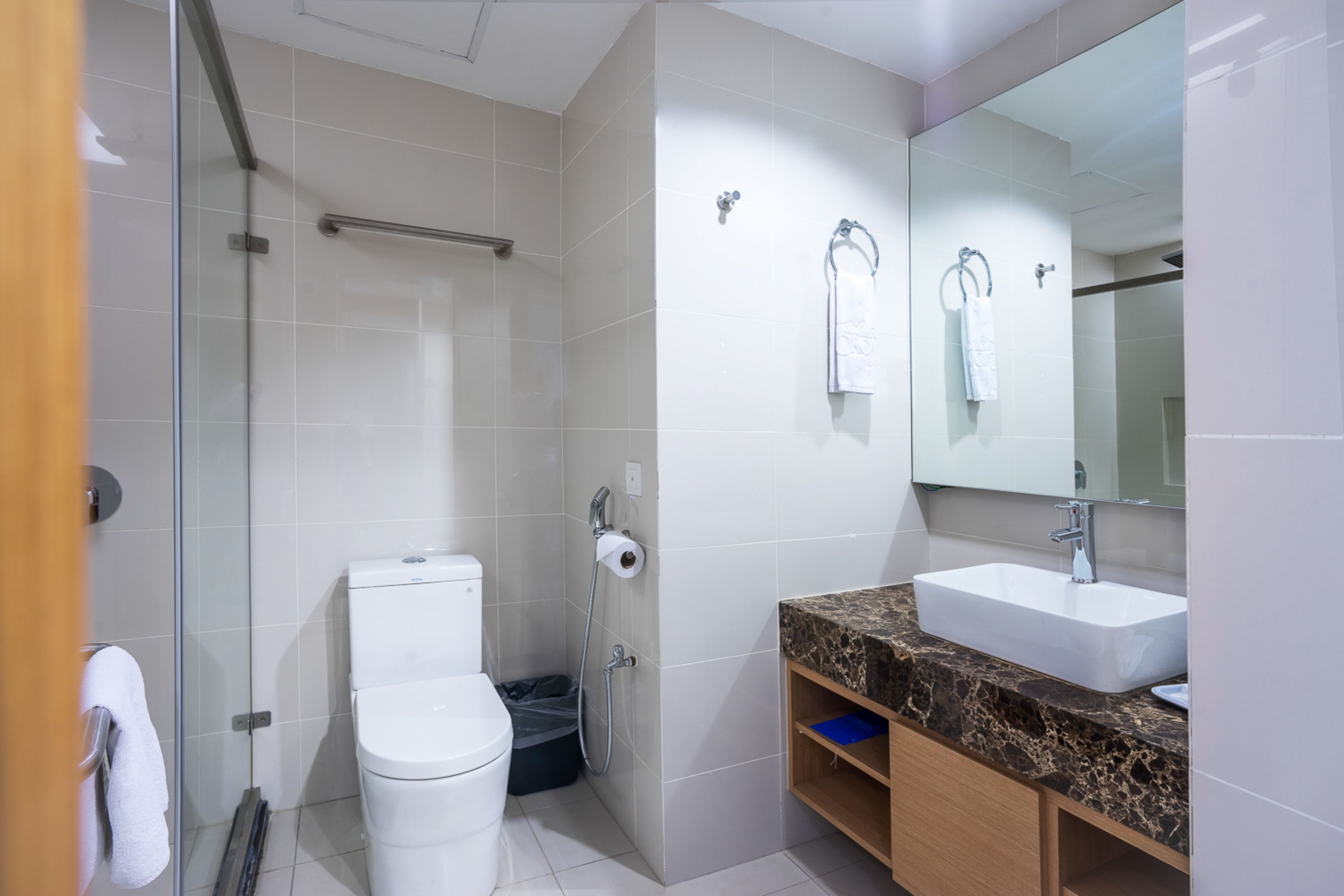 Un baño moderno con inodoro, ducha y lavamanos.