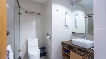 Un baño moderno con inodoro, ducha y lavamanos.