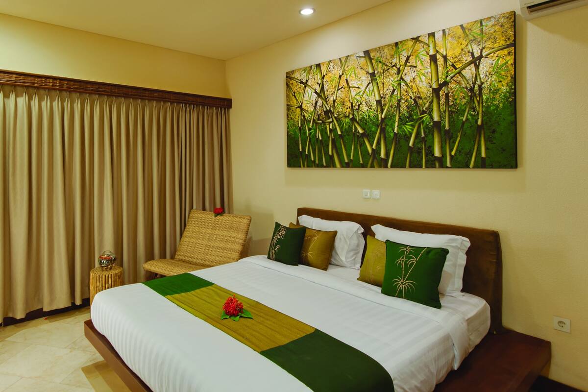 Premium bedding, in-room safe, rollaway beds, free WiFi