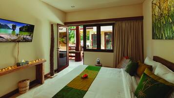 Premium bedding, in-room safe, rollaway beds, free WiFi