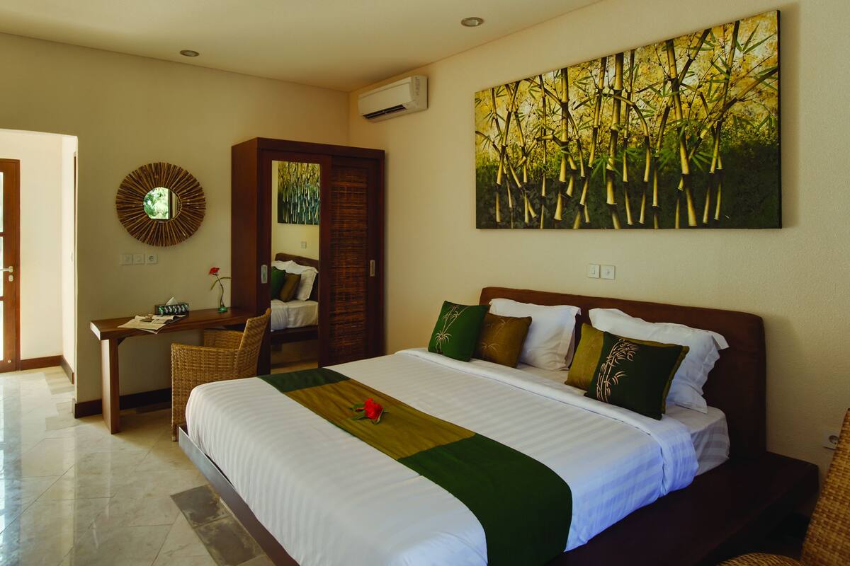 Premium bedding, in-room safe, rollaway beds, free WiFi