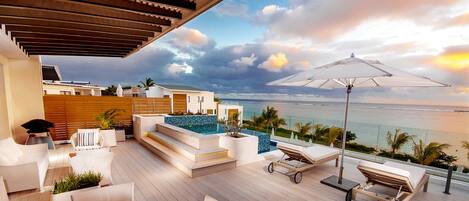 Piscine extérieure, parasols de plage, chaises longues
