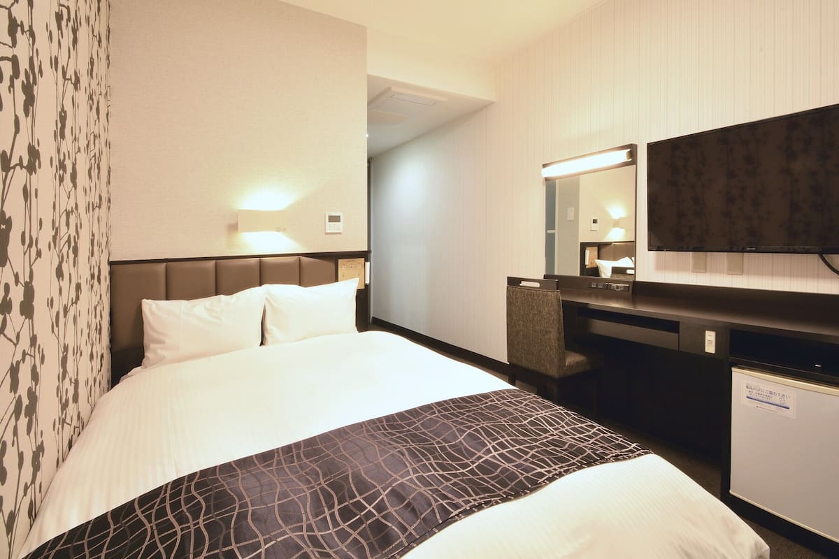 Double Room, Non Smoking | Blackout drapes, iron/ironing board, free WiFi, bed sheets
