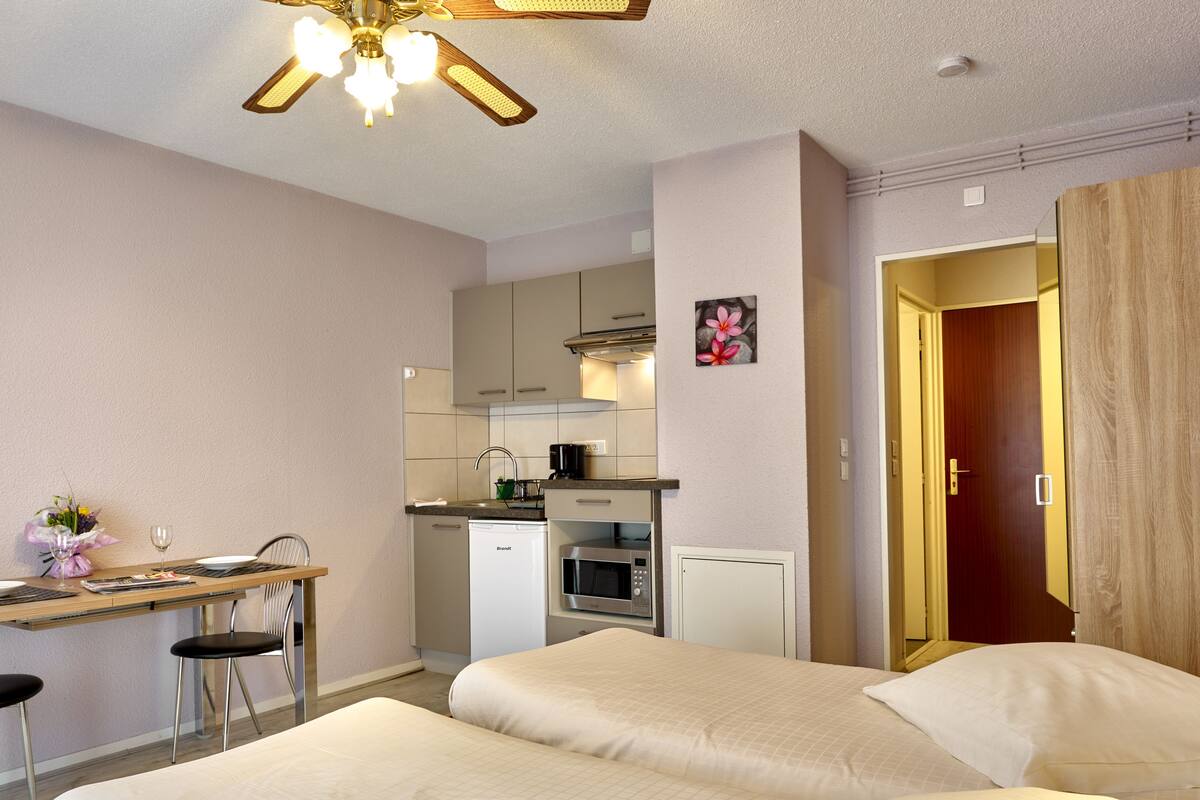 Classic Studio, 2 Single Beds | Blackout curtains, free WiFi, bed sheets