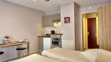 Studio phong cách cổ điển, 2 giường đơn | Màn/rèm cản sáng, truy cập Internet không dây miễn phí, bộ trải giường